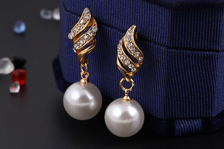 Noxypera Pearl Stud Necklace Set