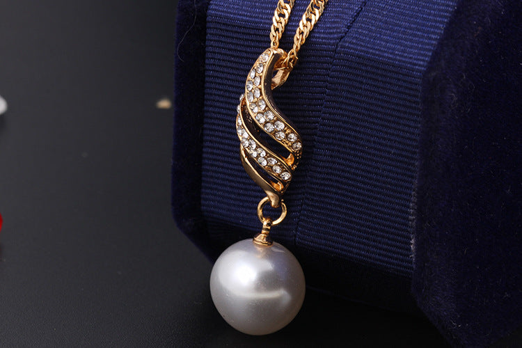 Noxypera Pearl Stud Necklace Set