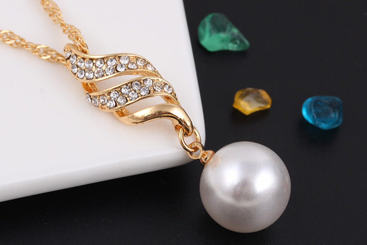 Noxypera Pearl Stud Necklace Set